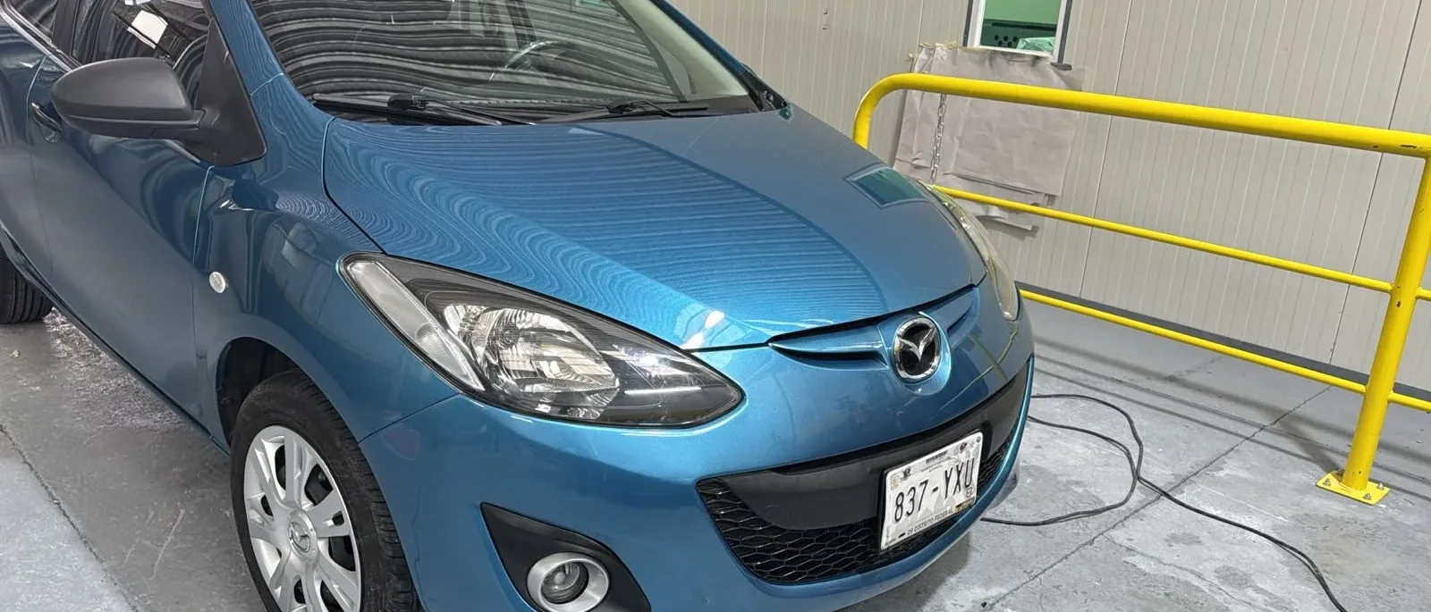 Mazda 2 con pintura terminada en Tlahuiauto
